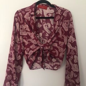 Cute silky top! Plunging front!